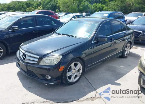 2010 Mercedes-Benz C 300 Luxury/Sport z USA, uszkodzony, nr VIN WDDGF5EB3AF495139